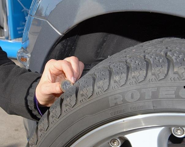 Der Gesetzgeber verlangt nur 1,6 Millimeter Profiltiefe, doch mindestens vier Millimeter sind empfehlenswert. Überprüft werden kann die Resttiefe kinderleicht mit dem Messingrand einer Ein-Euro-Münze. Foto: Aral/News-Reporter.NET